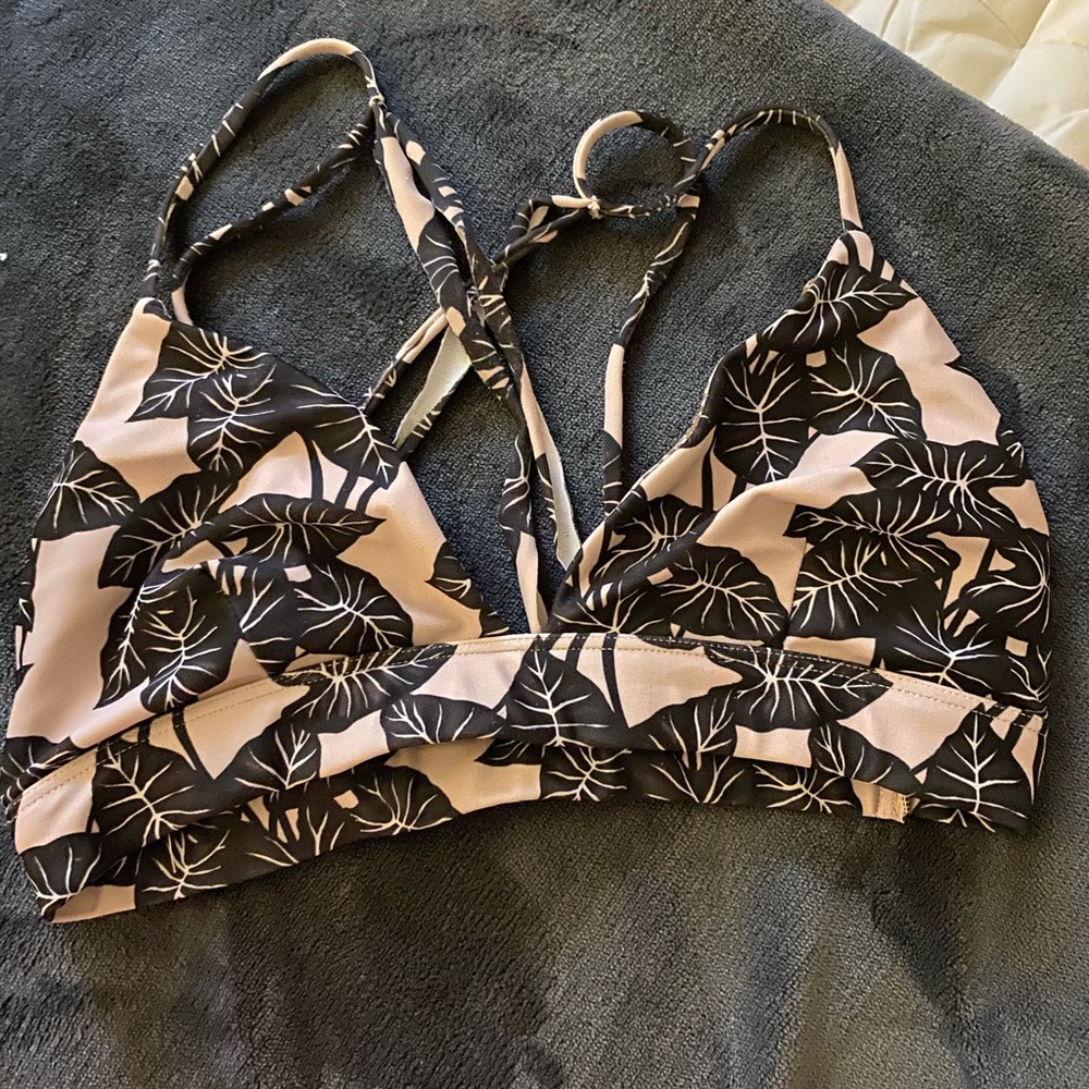 Acacia swimwear black elephant top size small